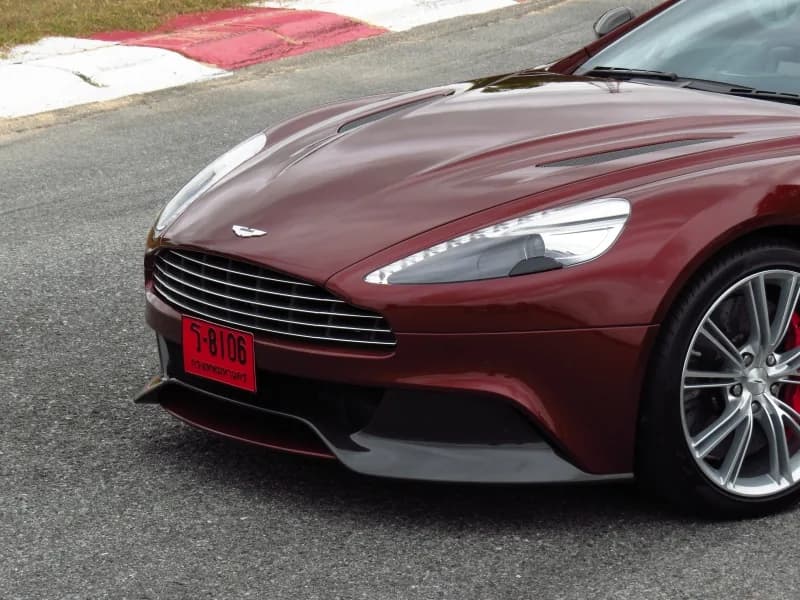 Aston Martin V8 Vantage ราคาและรีวิว