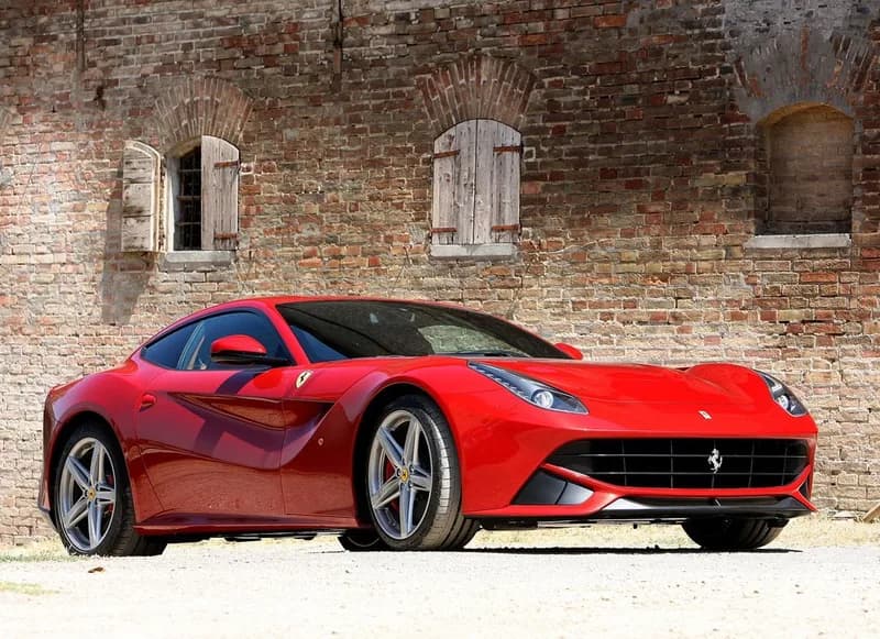 Ferrari F12 ราคาและรีวิว