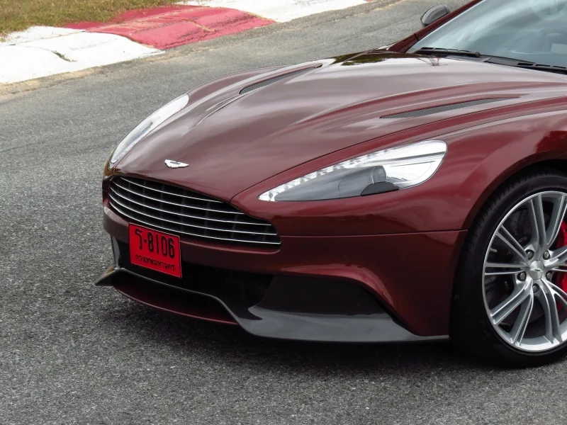 Aston Martin V8 Vantage ราคาและรีวิว