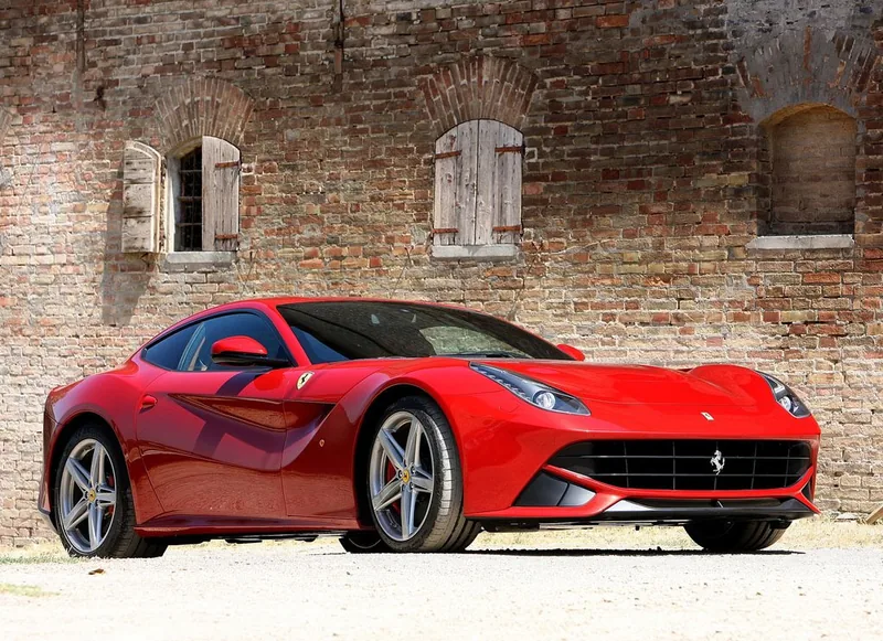 Ferrari F12 ราคาและรีวิว