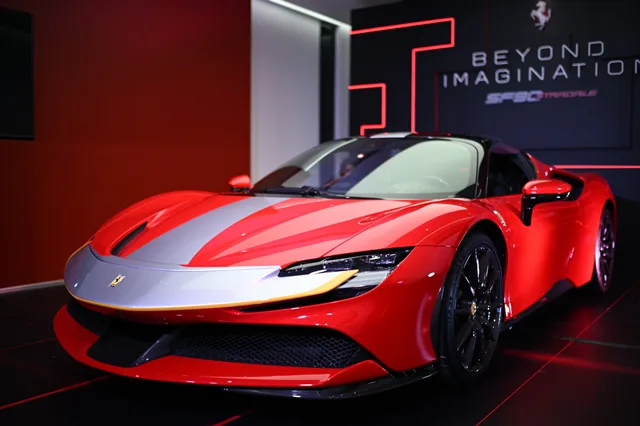 Ferrari SF90 Stradale ราคาและรีวิว