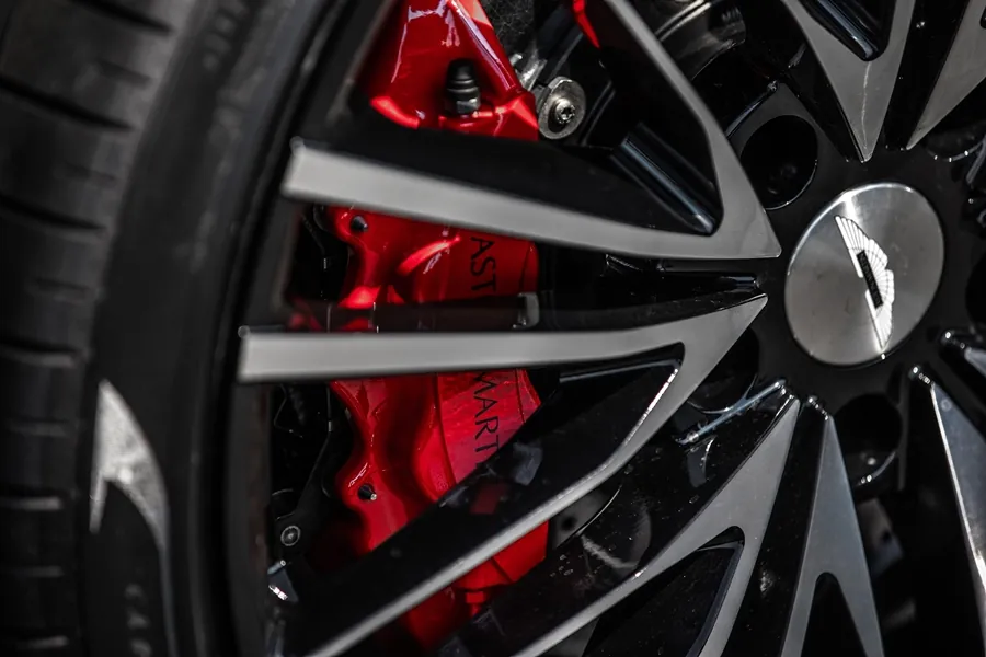 Aston Martin Dbs Superleggera photo 6