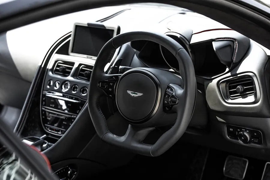 Aston Martin Dbs Superleggera photo 8
