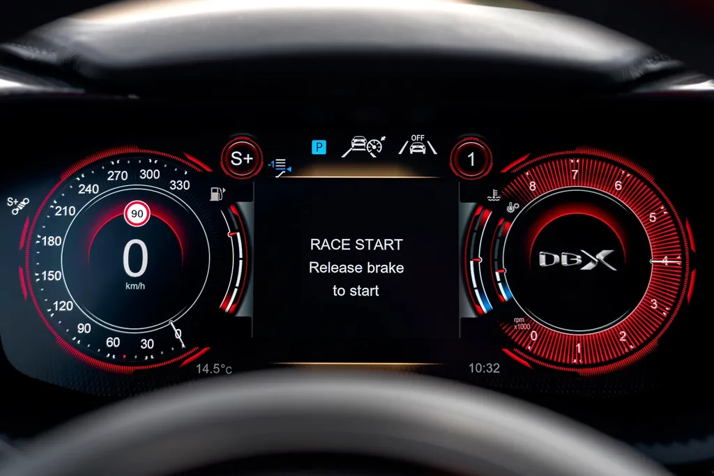 Aston Martin Dbx photo 2