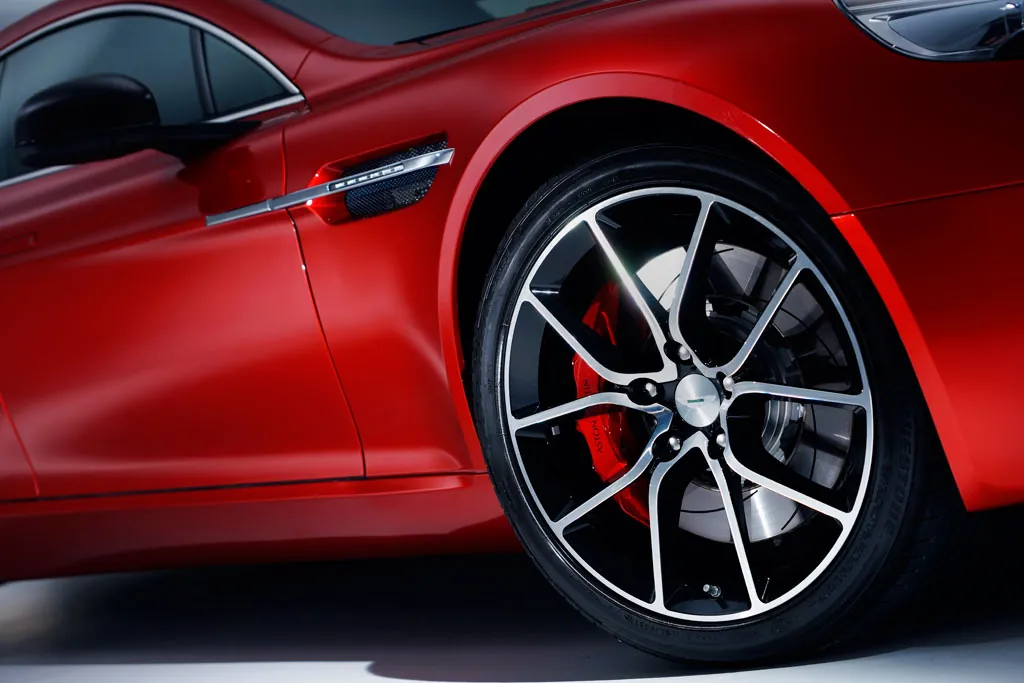 Aston Martin Rapide photo 3