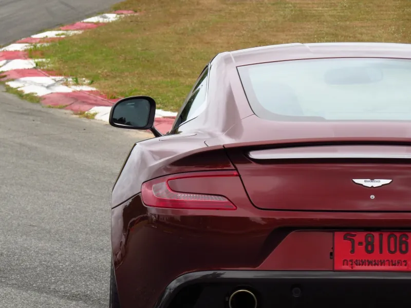 Aston Martin V8 Vantage photo 10