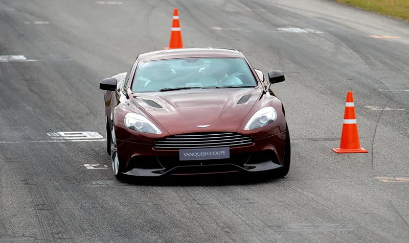 Aston Martin V8 Vantage photo 8