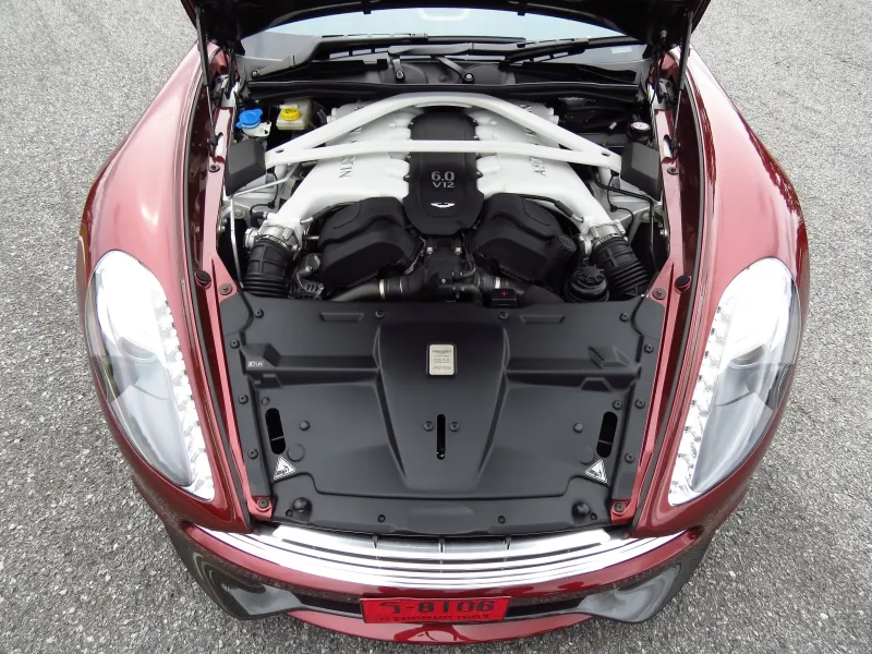 Aston Martin V8 Vantage photo 5