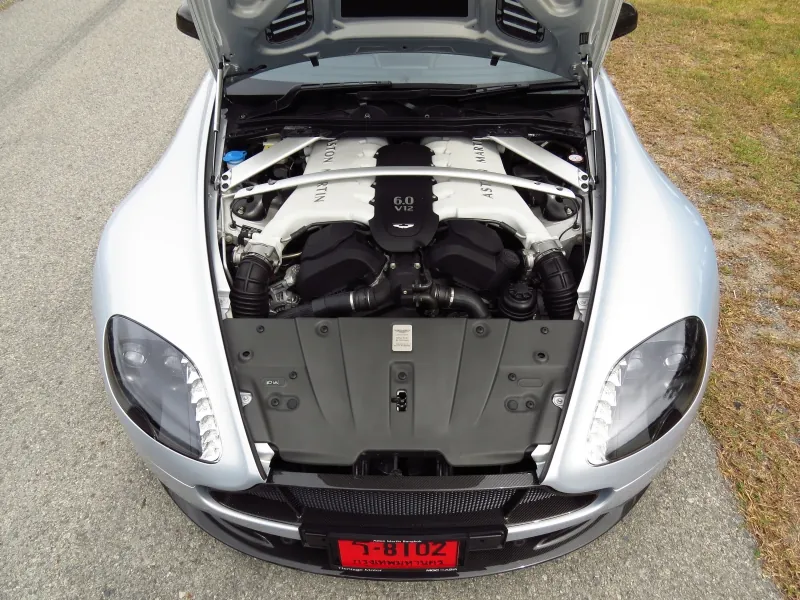 Aston Martin V8 Vantage photo 4