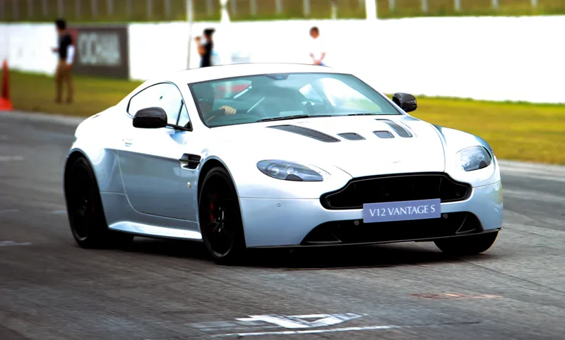 Aston Martin V8 Vantage photo 7