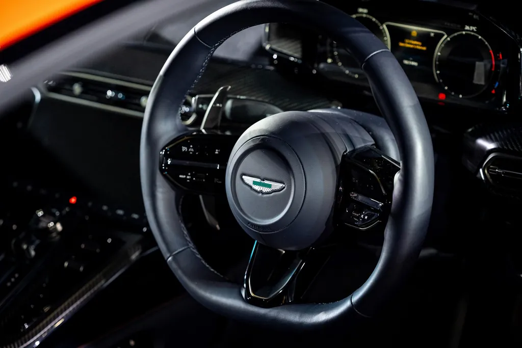 Aston Martin Vantage photo 3