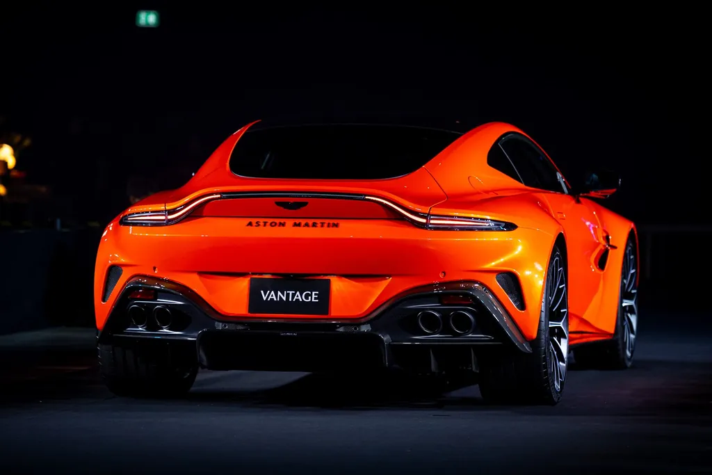 Aston Martin Vantage photo 4