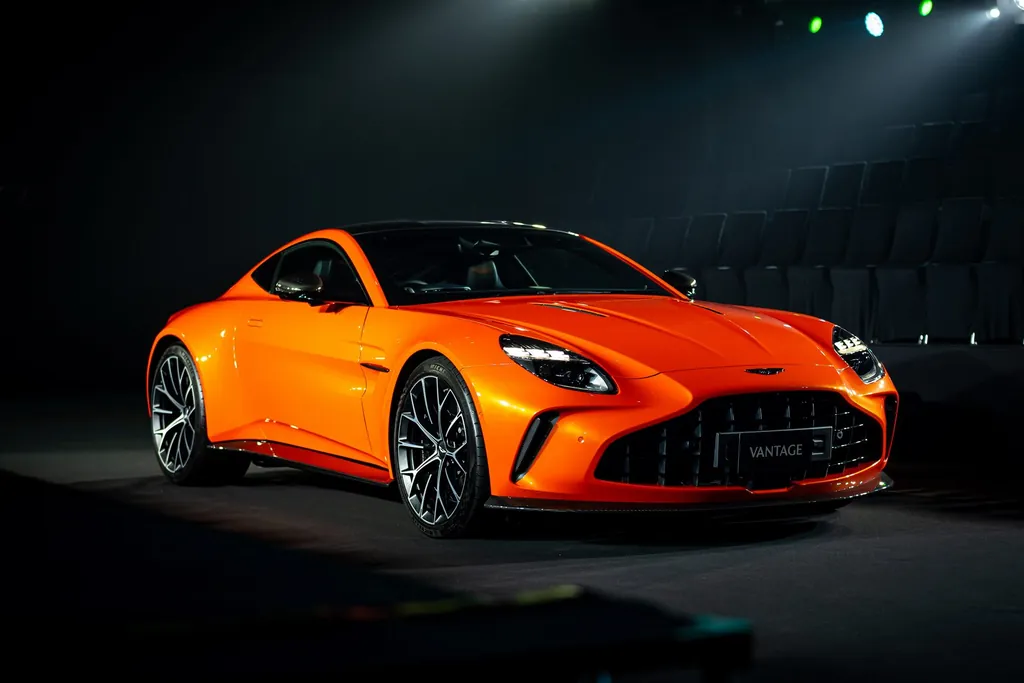 Aston Martin Vantage photo 5