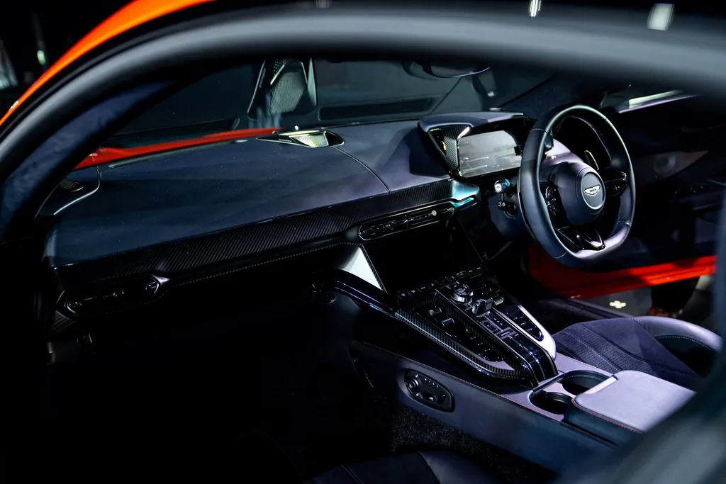 Aston Martin Vantage photo 6