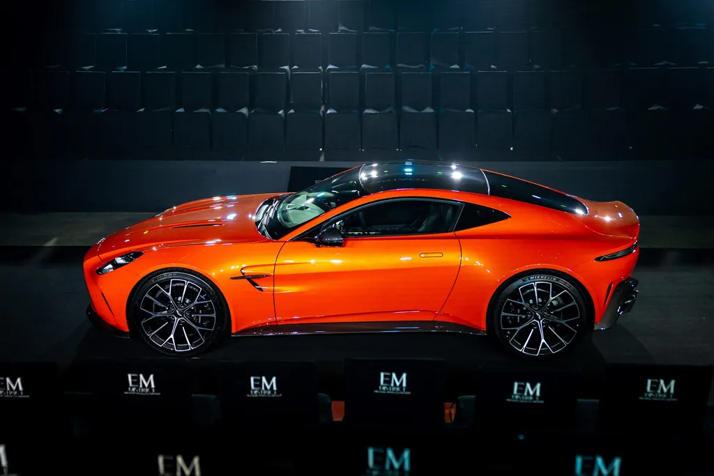 Aston Martin Vantage photo 7
