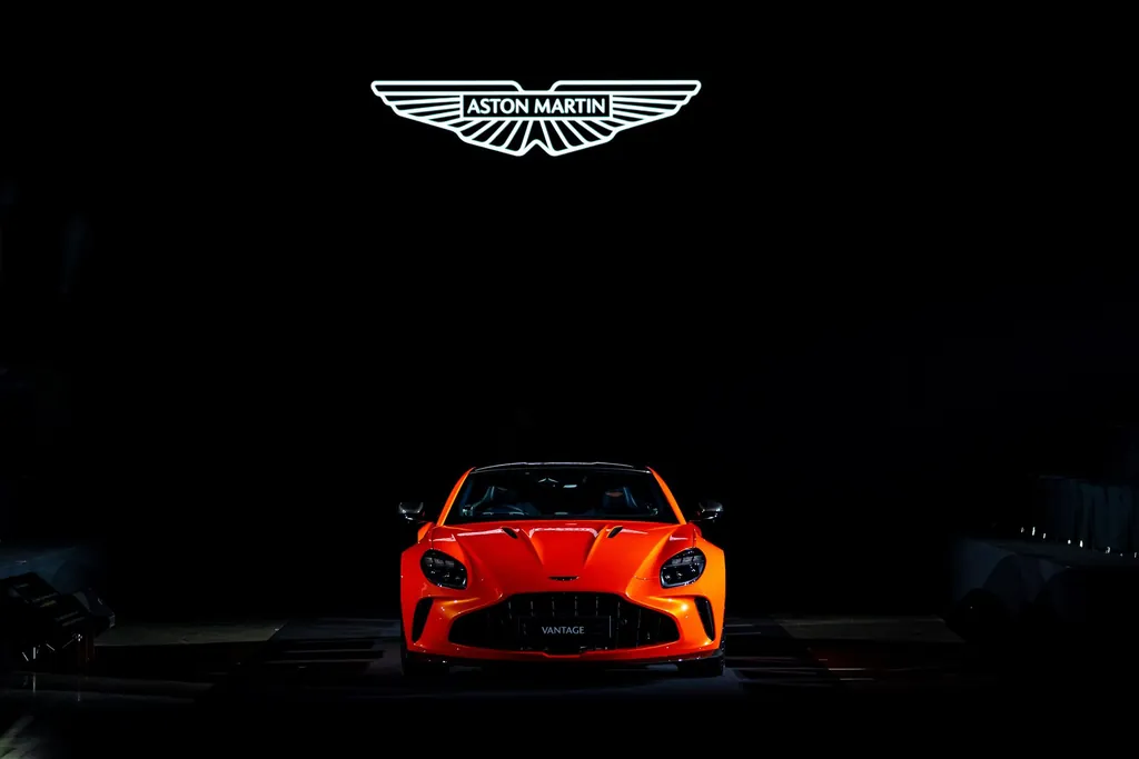 Aston Martin Vantage photo 8