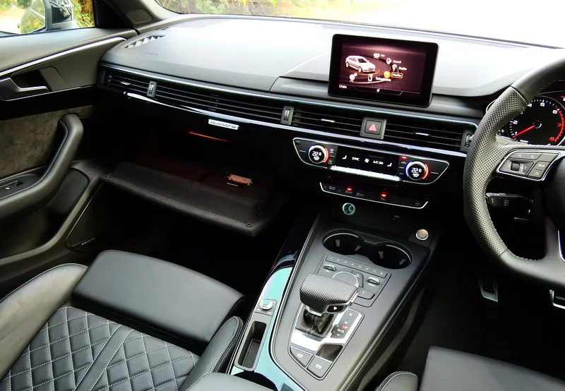 Audi A4 Avant 45 photo 12