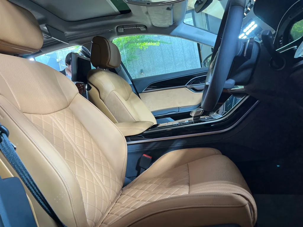 Audi A8 photo 2