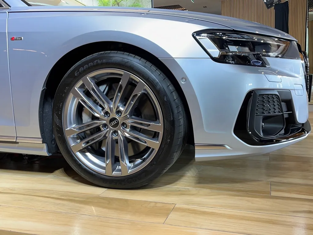 Audi A8 photo 3