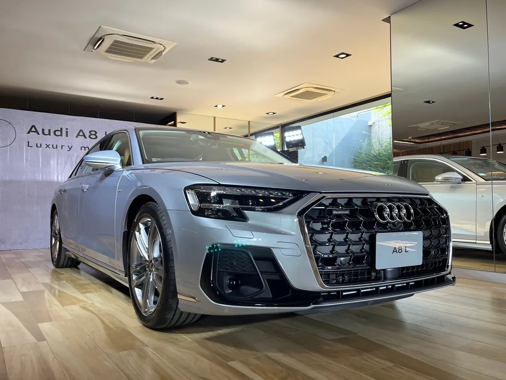 Audi A8 photo 5