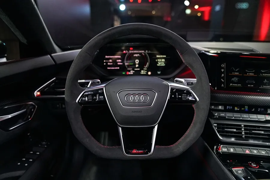 Audi e-tron photo 4