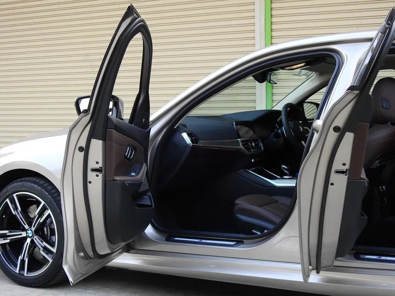 BMW 330LI M Sport photo 8