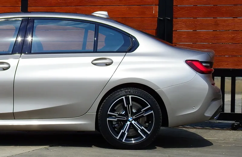 BMW 330LI M Sport photo 3