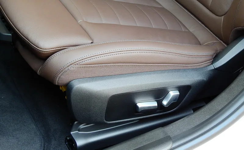 BMW 330LI M Sport photo 10