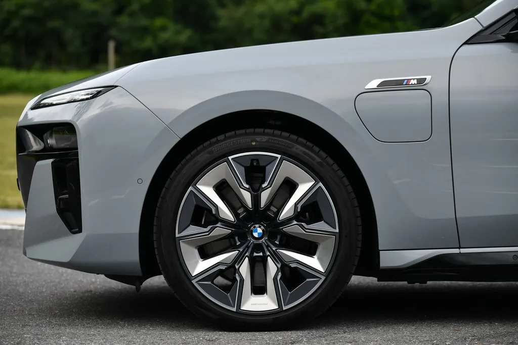 BMW M7 photo 2