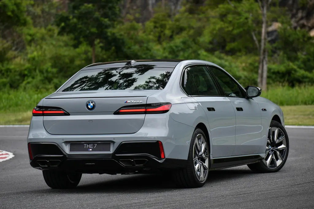 BMW M7 photo 4