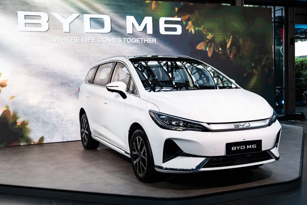 BYD M6