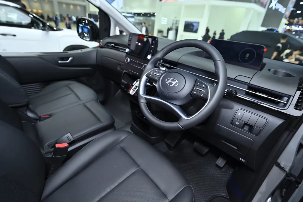 Hyundai Staria photo 3