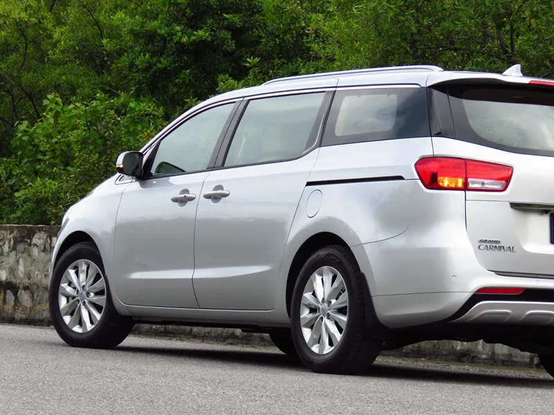 Kia Grand Carnival photo 2