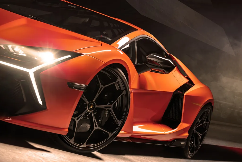 Lamborghini Revuelto photo 3