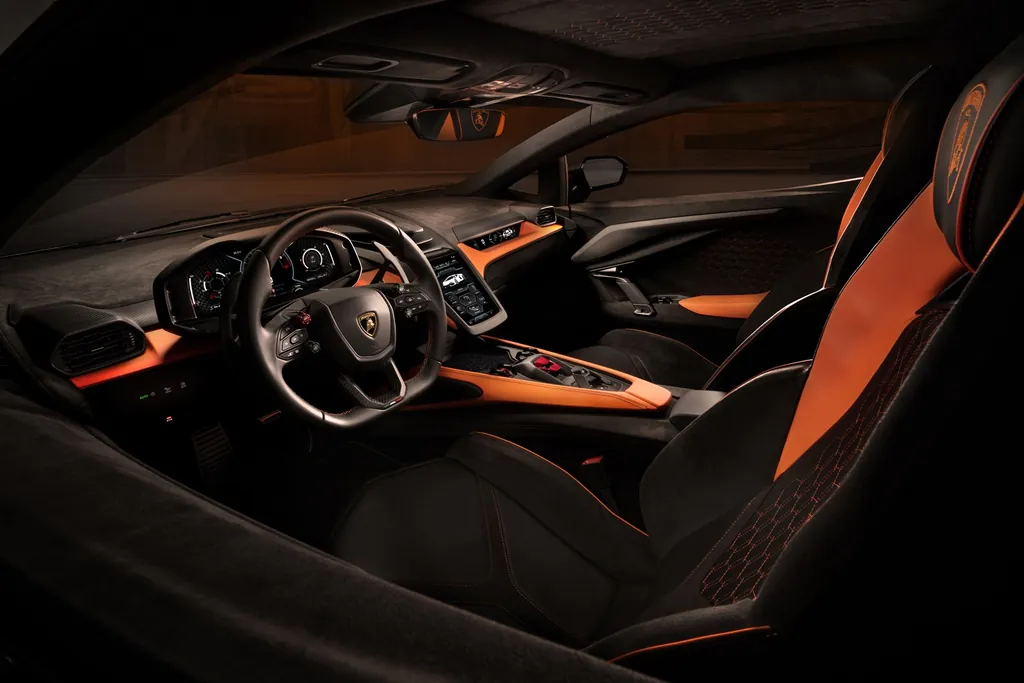 Lamborghini Revuelto photo 4