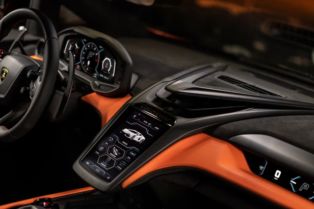 Lamborghini Revuelto photo 5