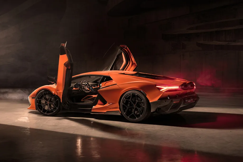 Lamborghini Revuelto photo 8