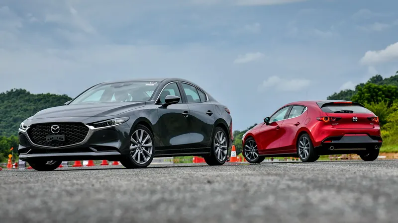 Mazda 3 photo 2