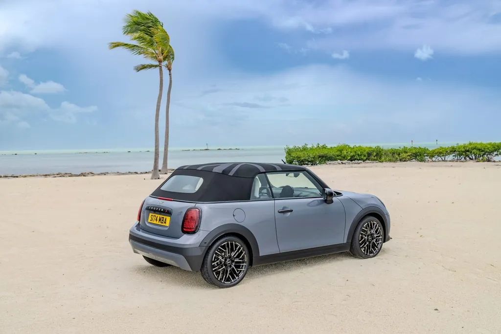 Mini Convertible photo 3