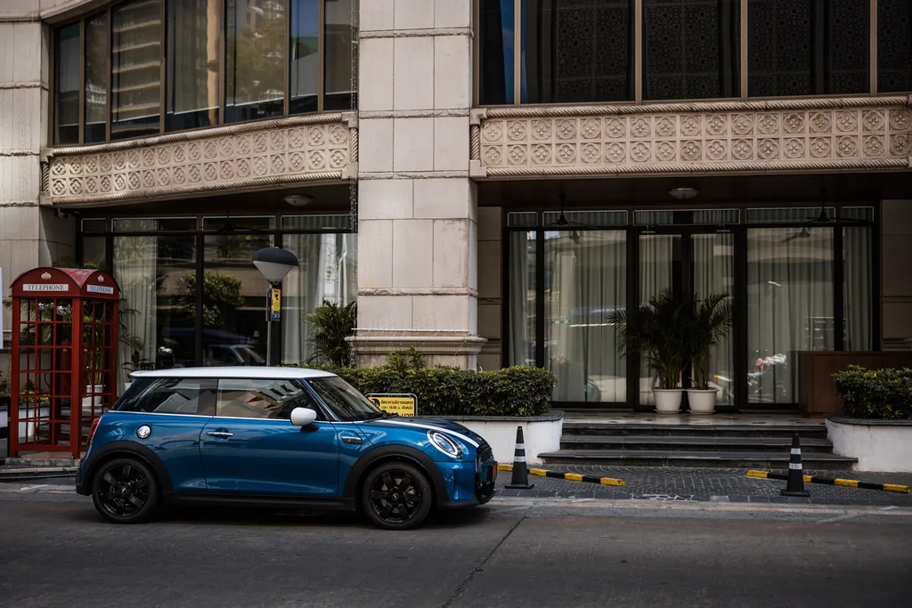 Mini Hatch 3 Door photo 2