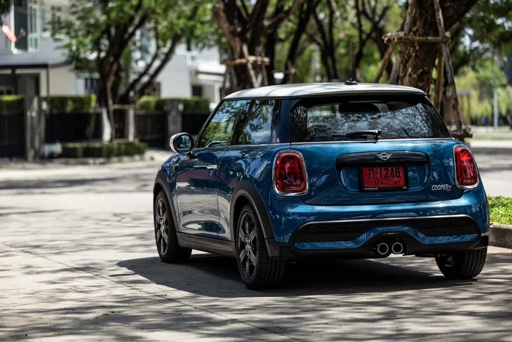 Mini Hatch 3 Door photo 3