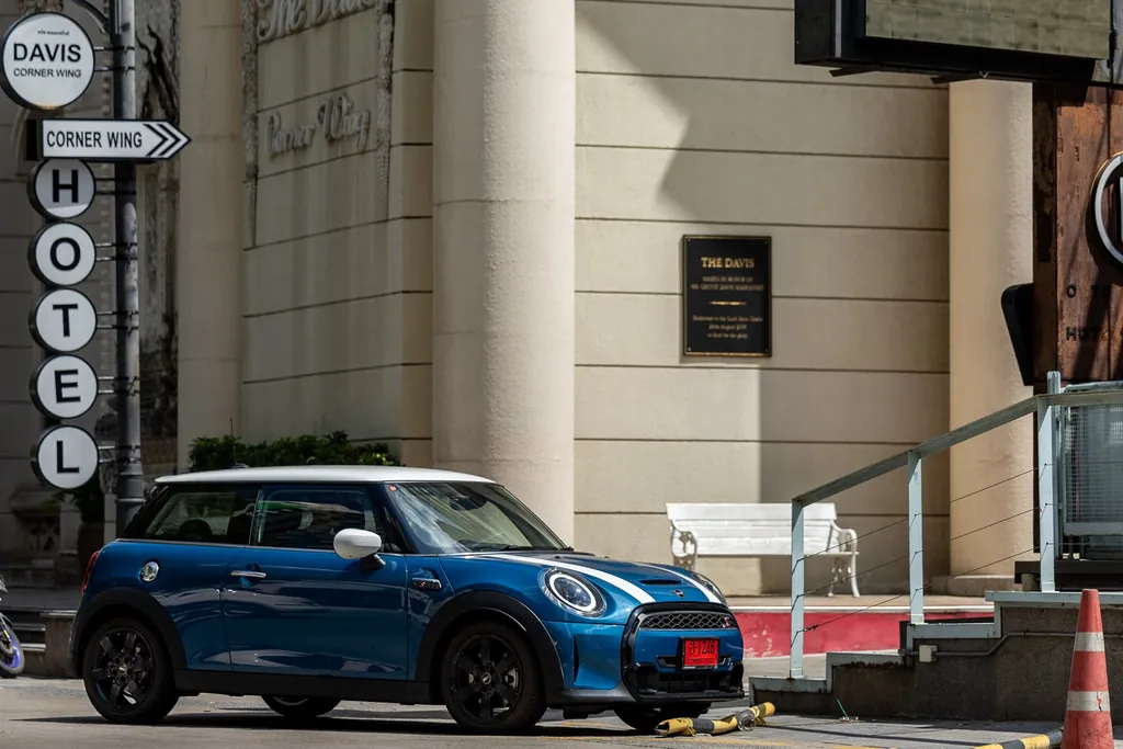 Mini Hatch 3 Door photo 6