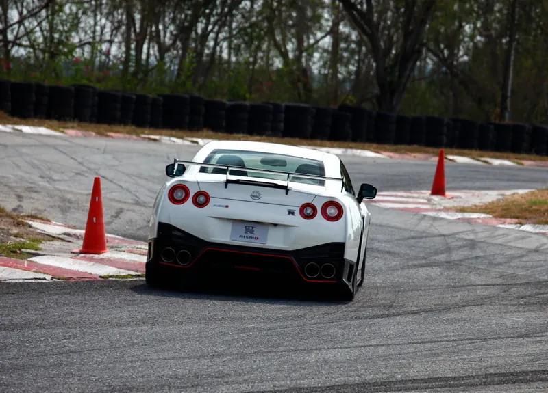 Nissan GT R Nismo photo 2