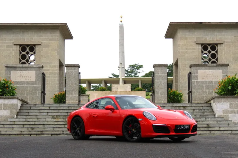 Porsche 911 Carrera S photo 2