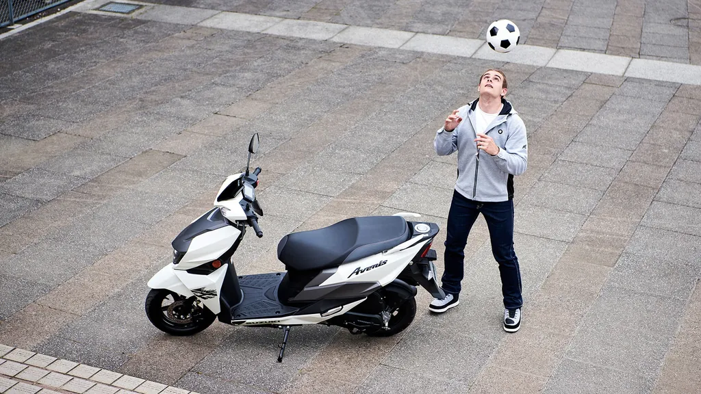 Suzuki Avenis photo 3