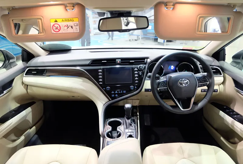 Toyota Camry photo 2