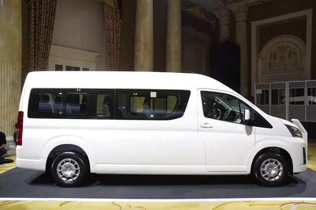 Toyota Commuter photo 2