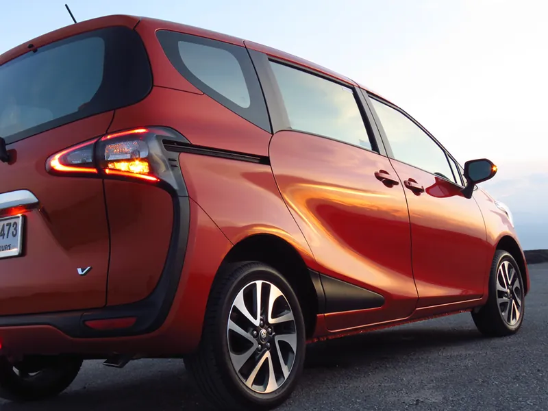 Toyota Sienta photo 2