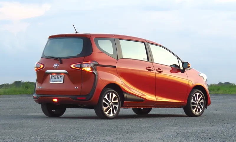 Toyota Sienta photo 6