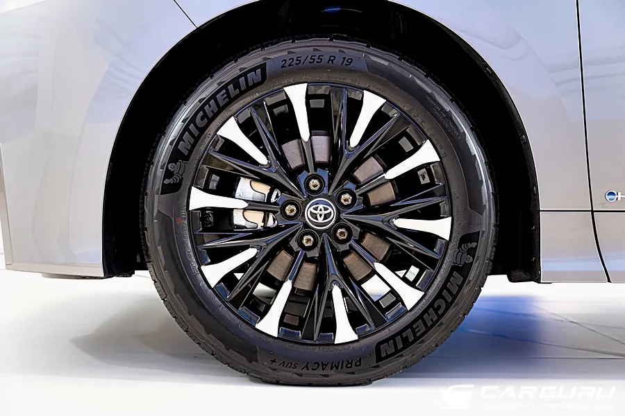 Toyota Vellfire photo 3